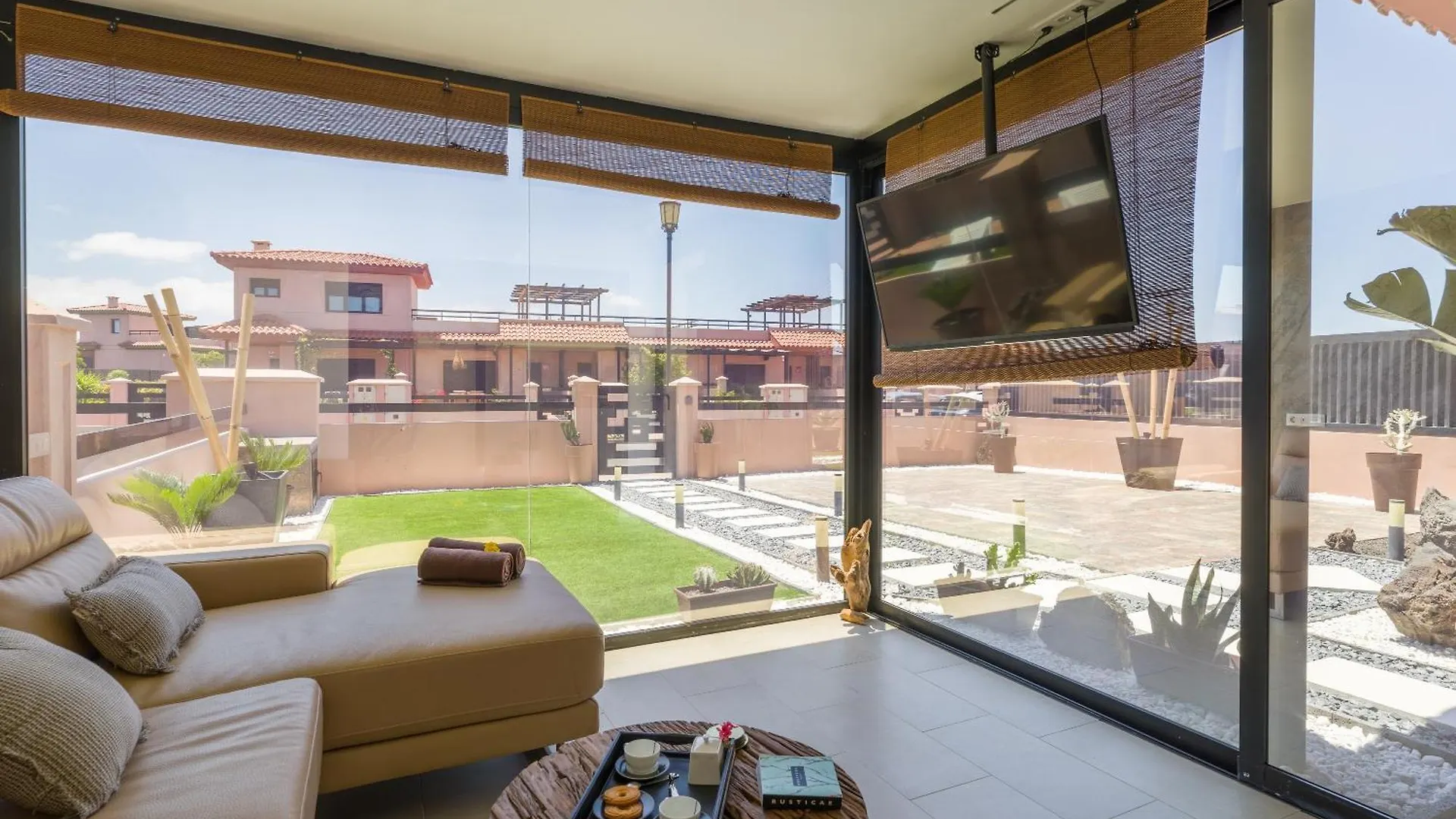 Giraud I - Luxurious Secluded Villa Next To The Sea Lajares